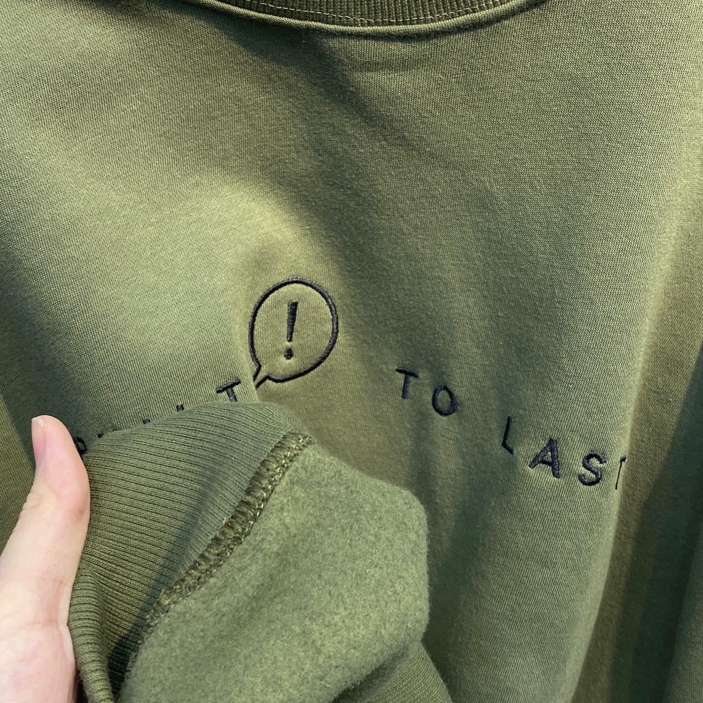 Áo sweater tay dài chữ built