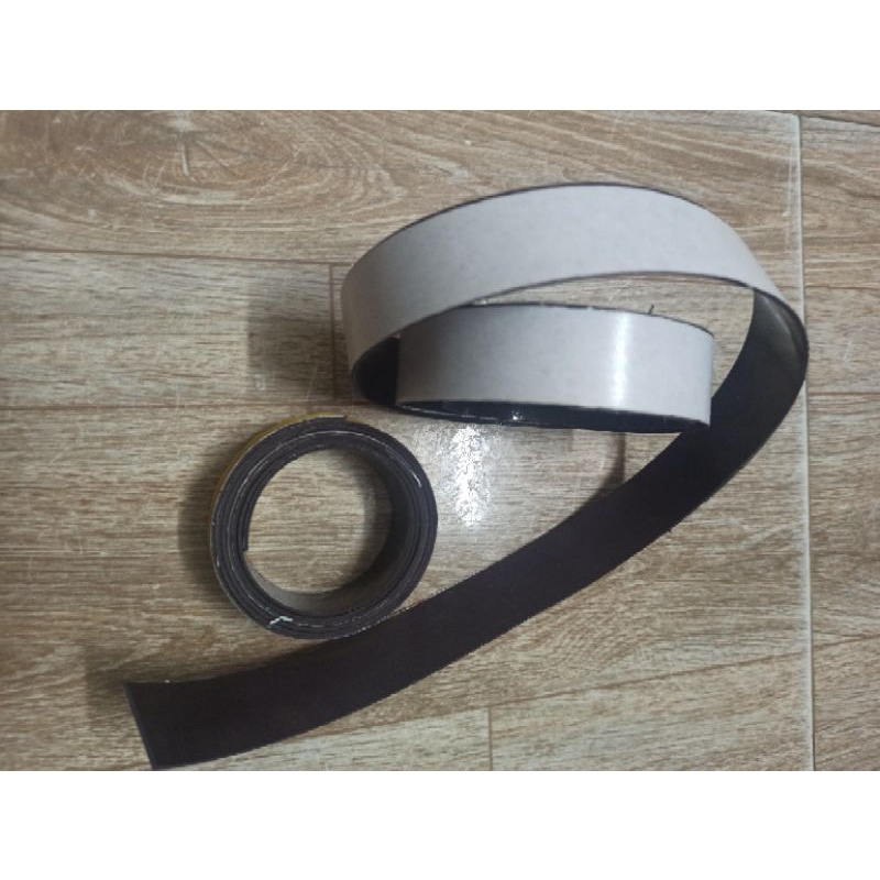 Cuộn nam châm dẻo khổ rộng 2cm có băng keo hai mặt, dán các đồ vật lên bảng từ, tủ lạnh