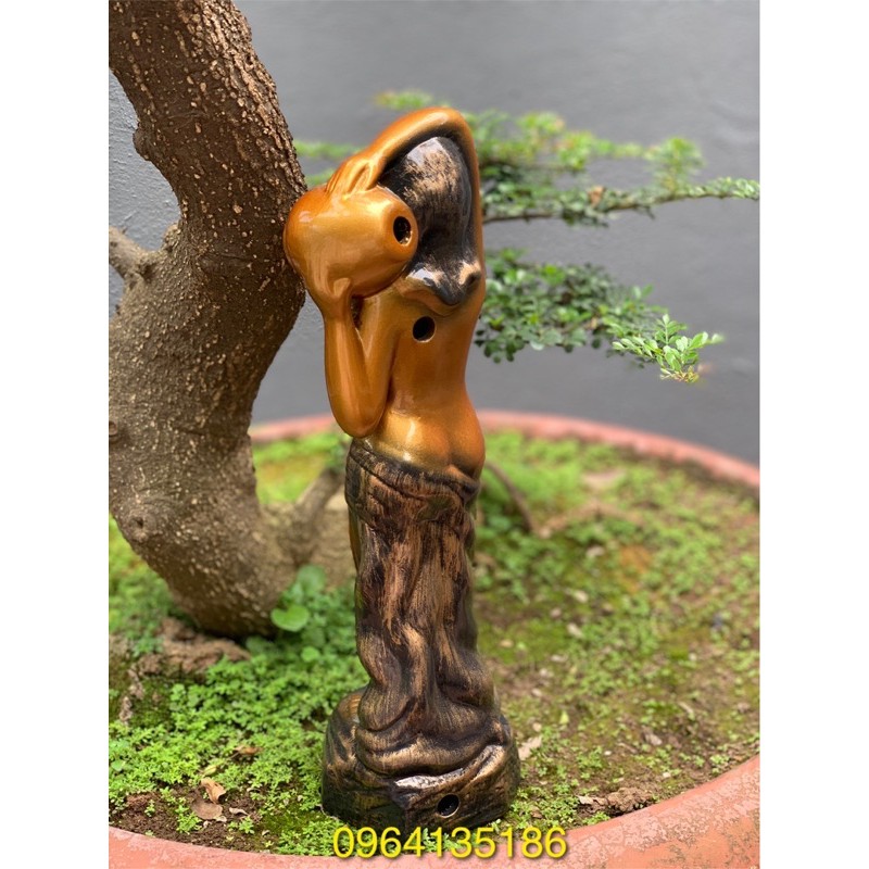 Tượng tiểu cảnh cô gái đổ nước h30cm gốm sứ Bát Tràng