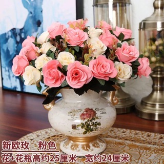 Lọ hoa và hoa trang trí