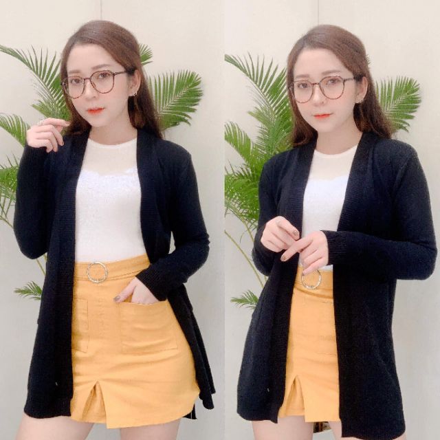 Áo khoác len dáng dài xẻ tà có hai túi.