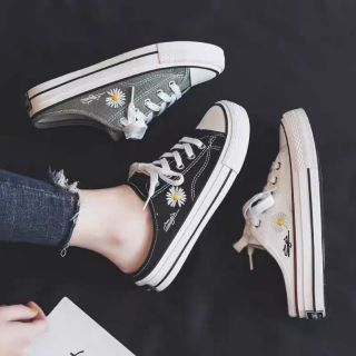Giày sục hoa cúc,giày hở gót hoa cúc thêu chữ ký