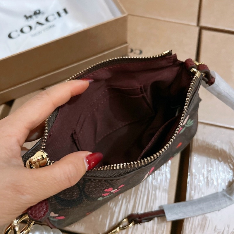 Túi xách nữ mini Coach Nolita kẹp nách xinh xắn, tặng kèm móc ngọc