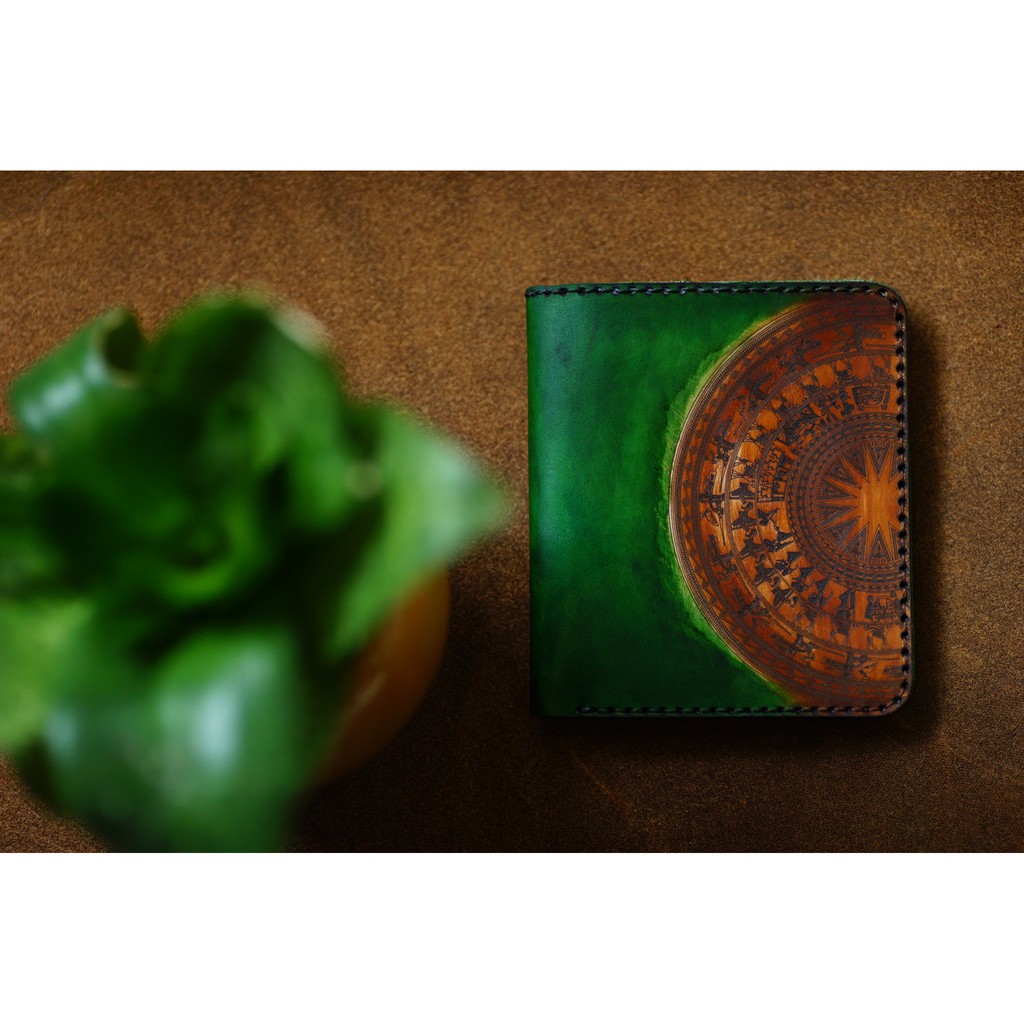 Ví Nam Đứng Da Bò Thật Bền Đẹp Ý Họa Tiết Trống Đồng Xanh Lục - Chính Hãng Ram Leather