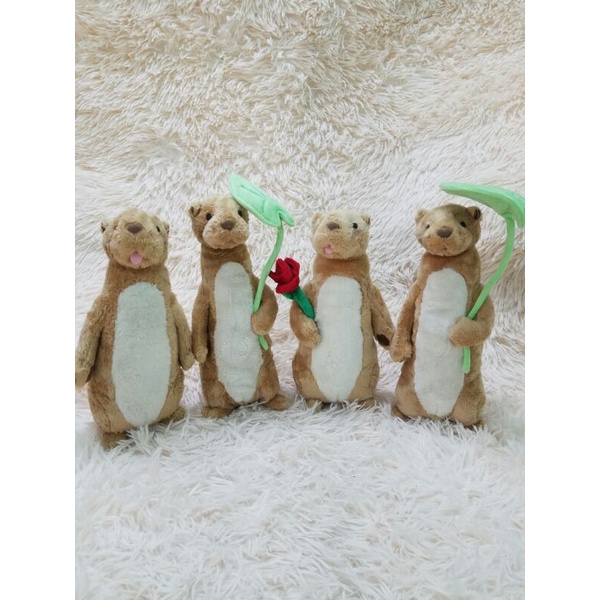 Gấu bông con chuột hải ly rái cá cầm lá sen hoa hồng