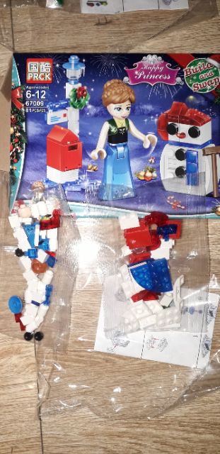 Lắp ráp 1 hộp LegoHappy Princess 67009 có nhiều chi tiết bằng nhựa ABS