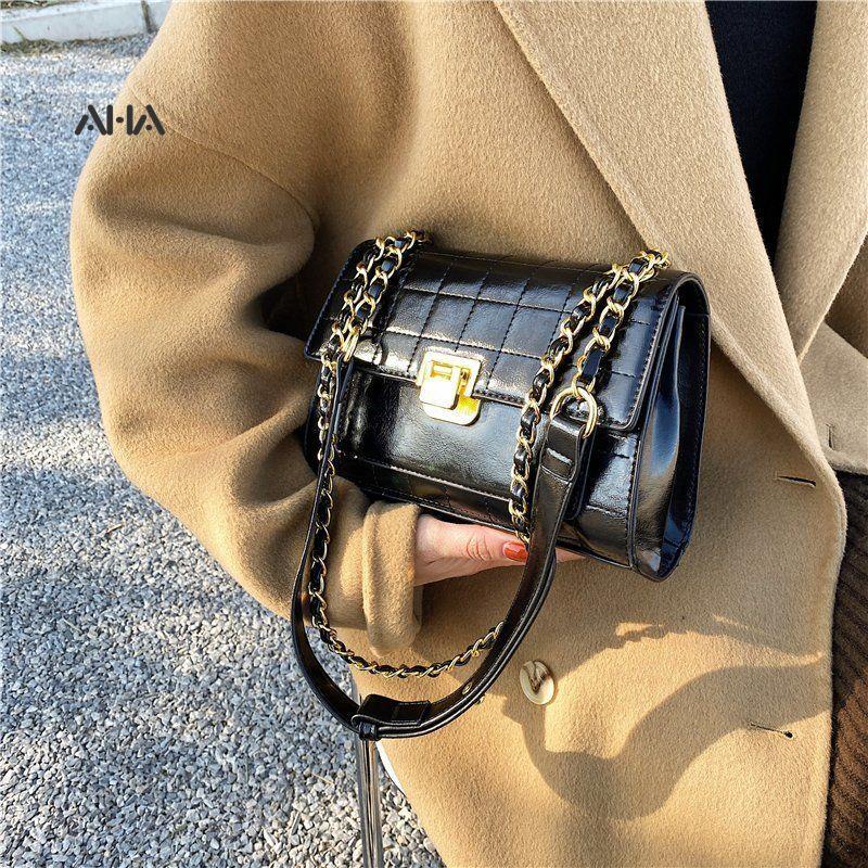 Túi xách AHA official phối dây xích dễ phối đồ thời trang cho nữ
