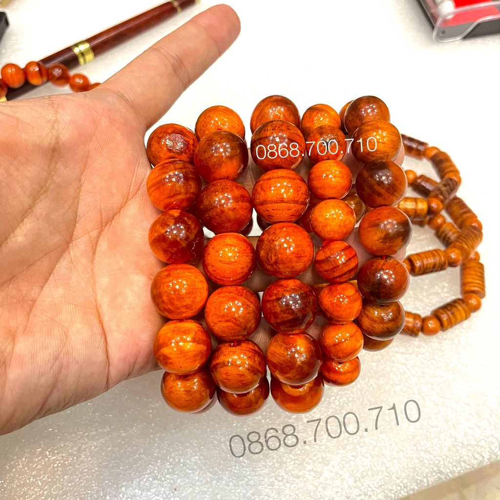 Vòng đeo phong thủy gỗ huyết long 12 ly - đem lại may mắn