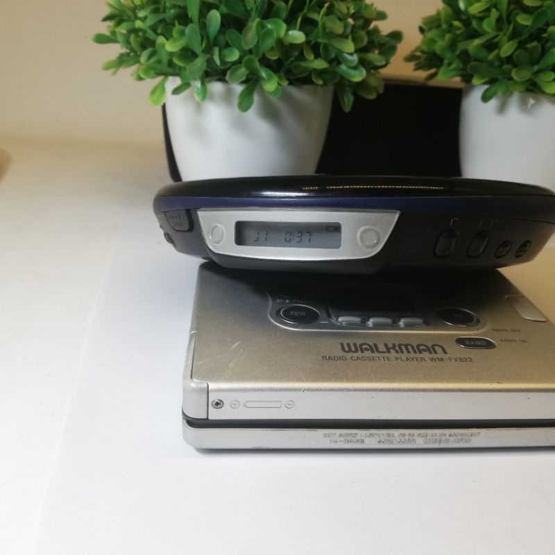 Máy nghe nhạc CD cầm tay chạy đĩa CD Sony Walkman D-EJ010  đọc ghi đĩa CD còn dùng tốt