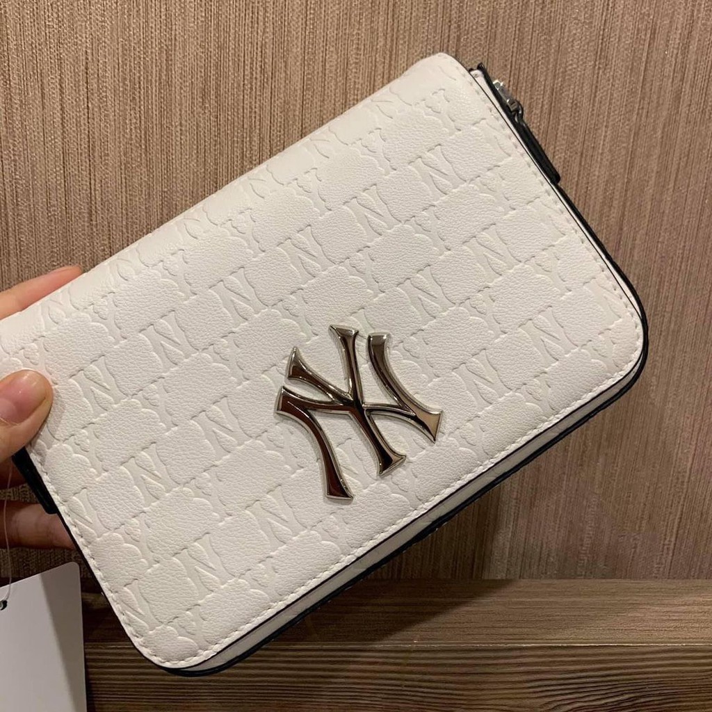 (Tqxk 1:1) Túi đeo chéo trắng M//L//B TQXK đẹp không tì vết full bộ tag-mac-logo-túi nilong, 4 màu