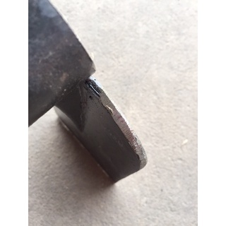 Cuốc TÂY đánh gốc rễ cây.