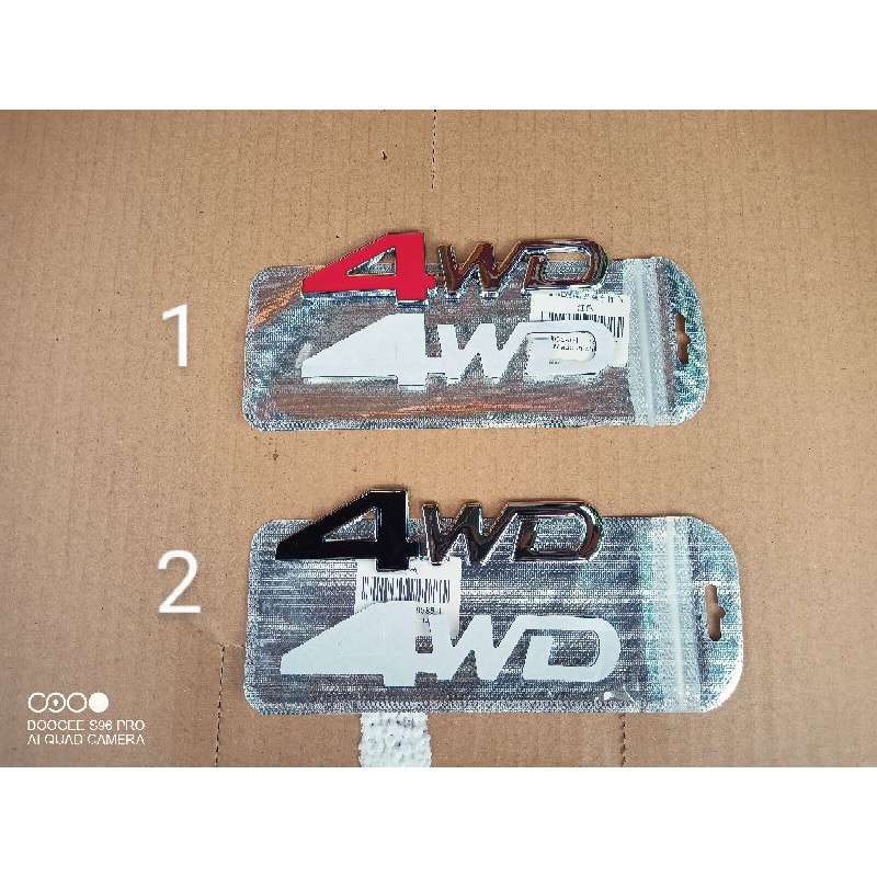 Logo 4WD kim loại Có 2 màu Đỏ & đen