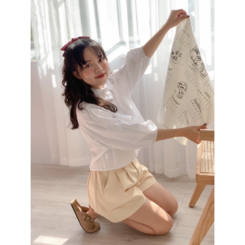 Áo sơ mi trắng cúc bọc vải.
