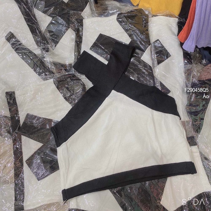 Áo thun zip croptop phối viền cổ yếm đắp chéo 0422