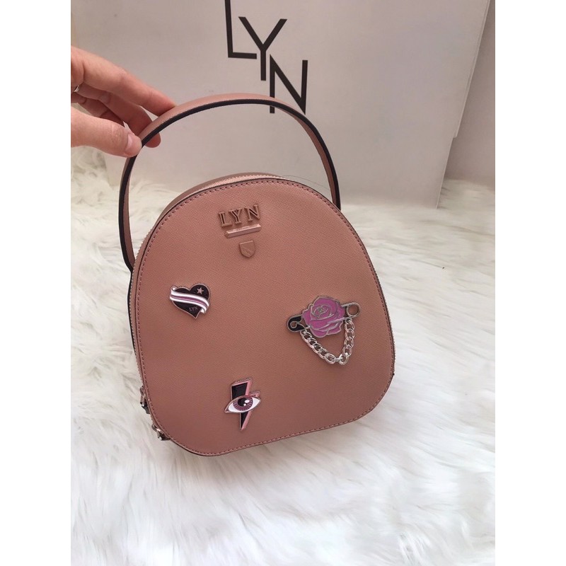 Balo L.y.n kèm charm