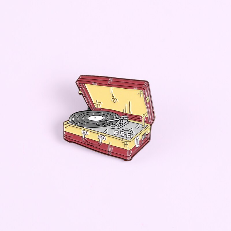 Huy hiệu cài áo hình máy nghe nhạc cổ điển