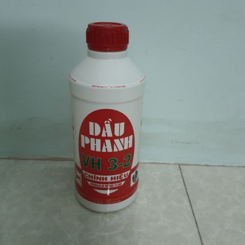 DẦU PHANH CHAI GẦN 1 LÍT DÙNG CHO Ô TÔ.