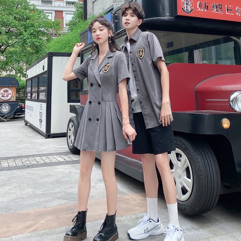 Váy cổ vest thêu logo