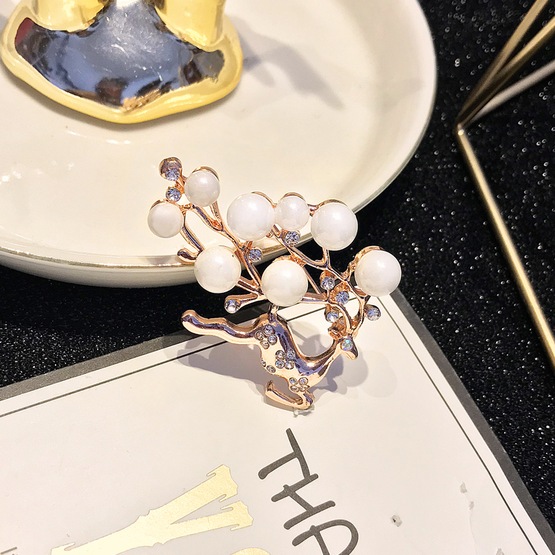 Ghim cài áo phong cách cổ điển sang trọng