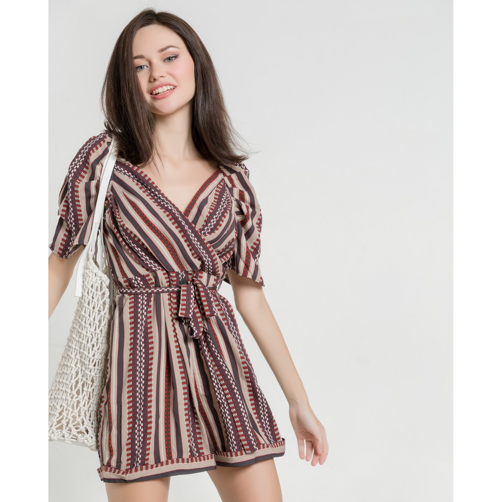 Jumpsuits ngắn kẻ sọc cổ V chéo cột nơ - 10905391 J-P Fashion