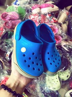 Giày Crocs cho bé
