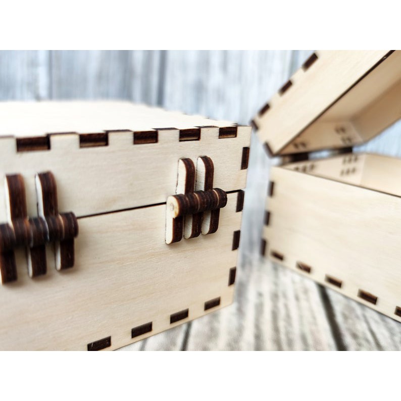 Hộp gỗ kích thước 75x75x50 mm là hộp quà tặng đựng đồ trang sức, khắc logo, hình ảnh, nội dung theo yêu cầu