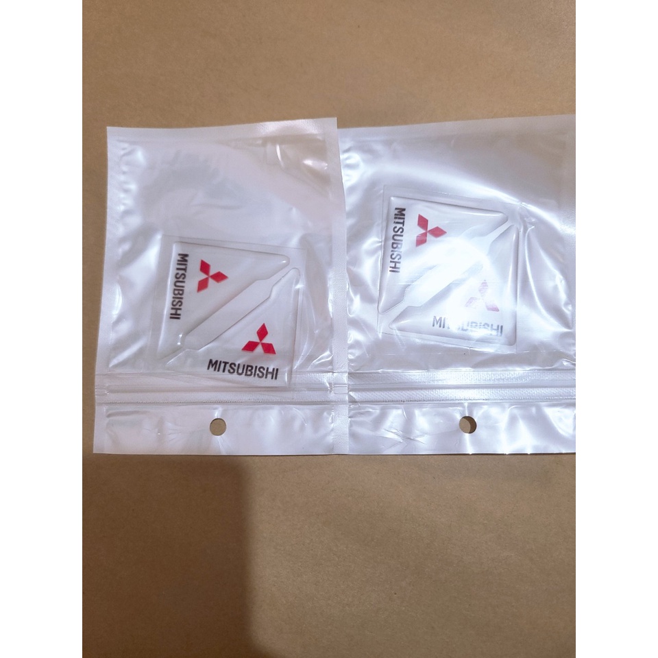Bộ 04 Miếng dán chống va chạm , trầy xước góc cửa ô tô có Logo hãng xe