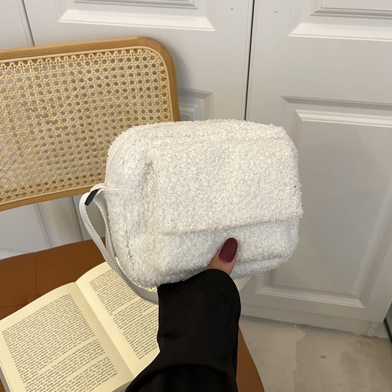 Túi đeo chéo phủ lông họa tiết da báo thời trang mùa đông 2021