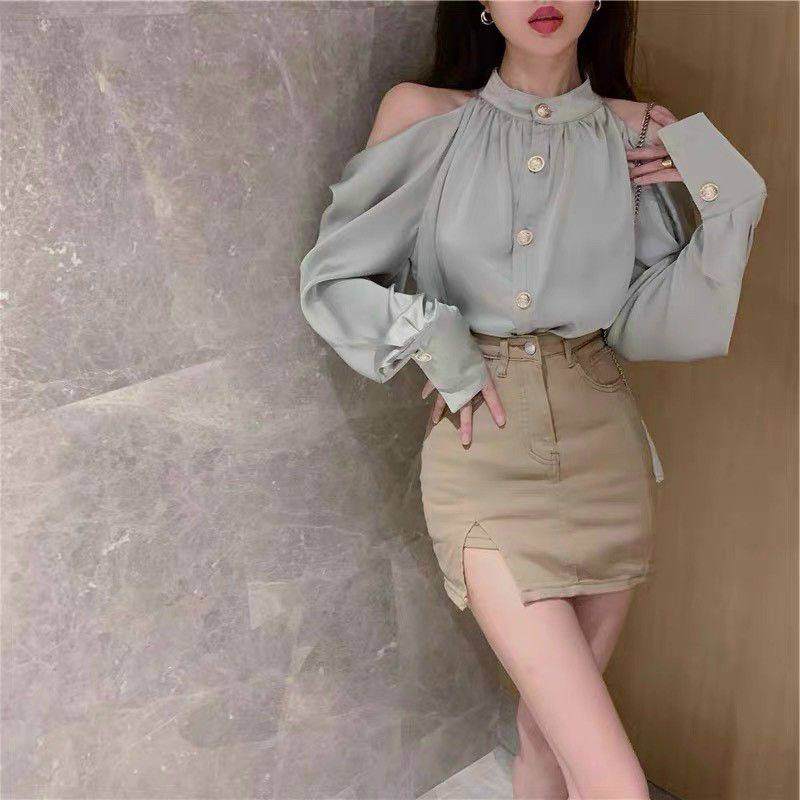 Set áo sơmi xanh mint khoét vai kèm chân váy kaki xẻ đùi