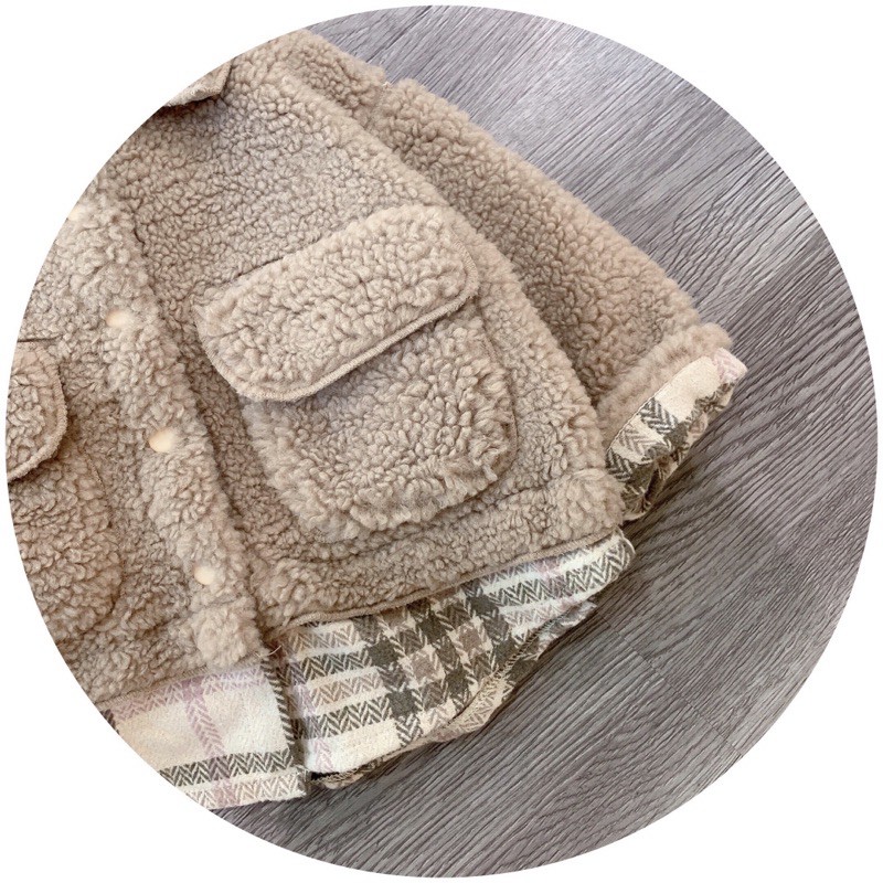 ÁO KHOÁC KẺ CỔ LÔNG CHO BÉ