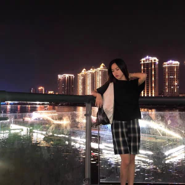 Set đồ áo phông trơn và quần đùi kẻ caro