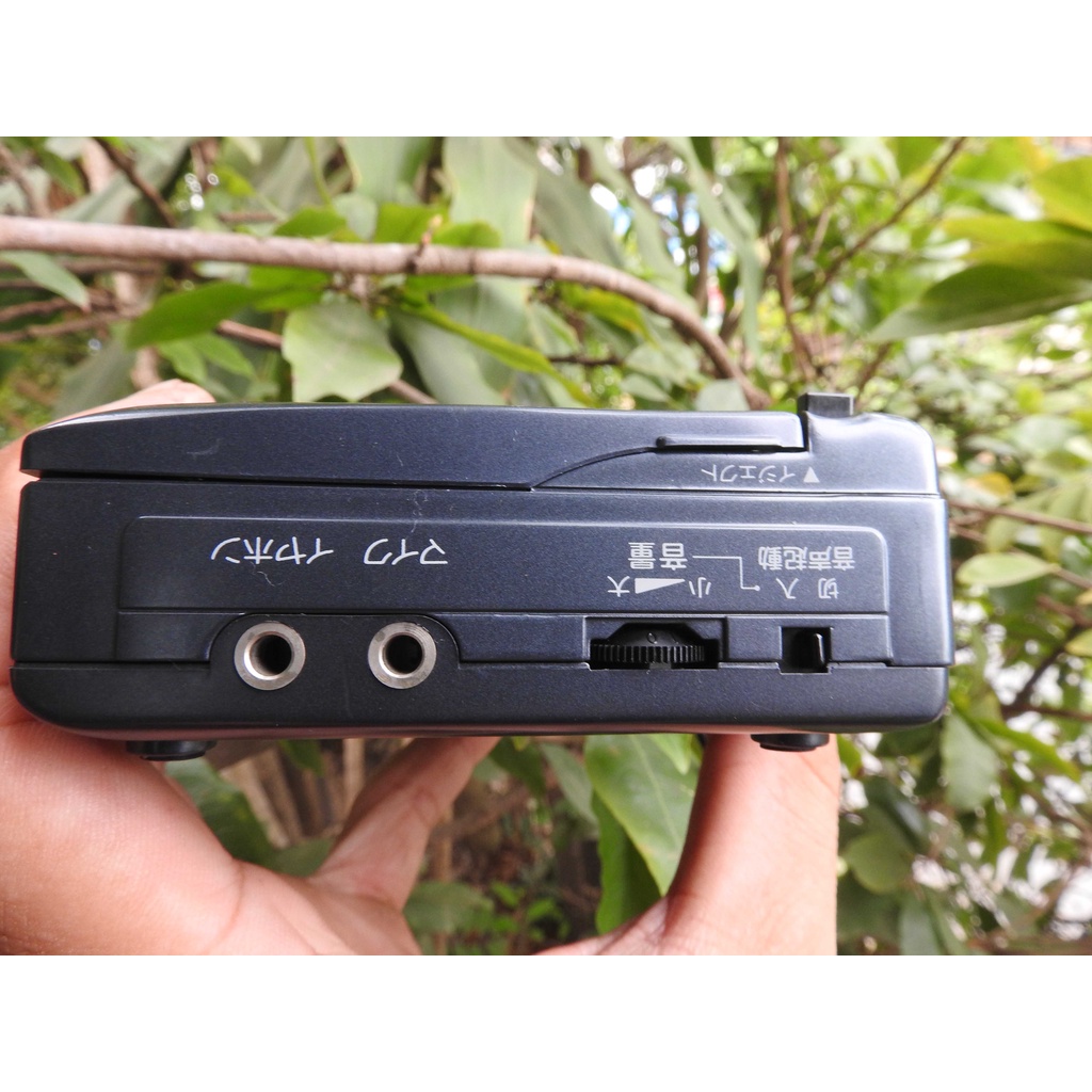 Máy nghe nhạc Cassette Sanyo MR-57 có loa ngoài máy còn khá đẹp có 3 chế độ phát nhạc