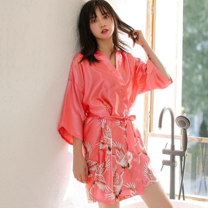 Áo choàng ngủ lụa cao cấp kiểu kimono in hình chim hạt sang trọng với màu đỏ đậm quyến rũ | BigBuy360 - bigbuy360.vn