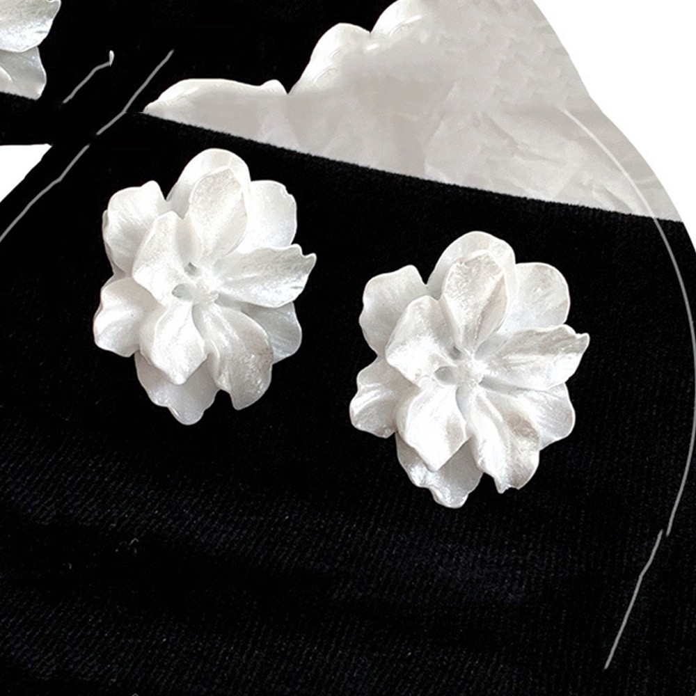 Cặp khuyên kẹp vành tai kiểu hình hoa trắng lớn không cần xỏ lỗ cho nữ