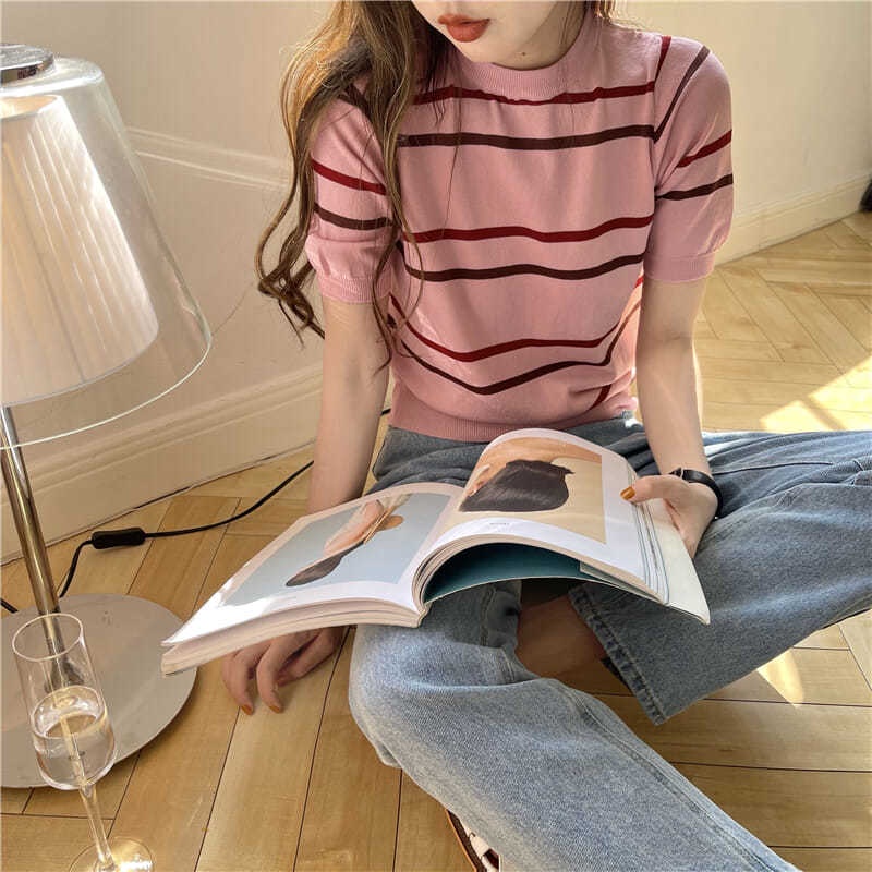 Áo dệt kim tay ngắn form rộng họa tiết kẻ sọc trẻ trung