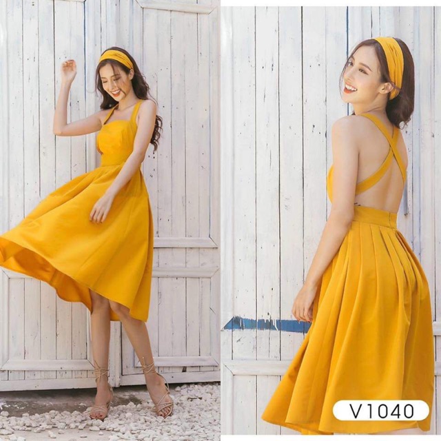 Váy maxi vàng đi biển