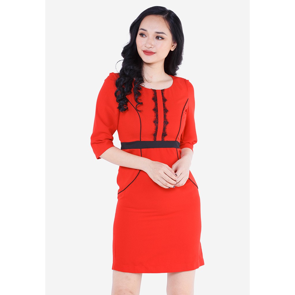 Đầm đỏ tay lỡ cổ tròn thuyền nẹp ren lé đen The One Fashion DDP2631DO