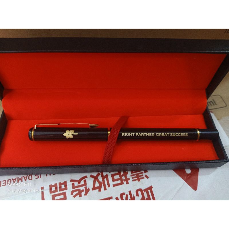 Bút ký khắc tên, logo - quà tặng thầy cô, văn phòng