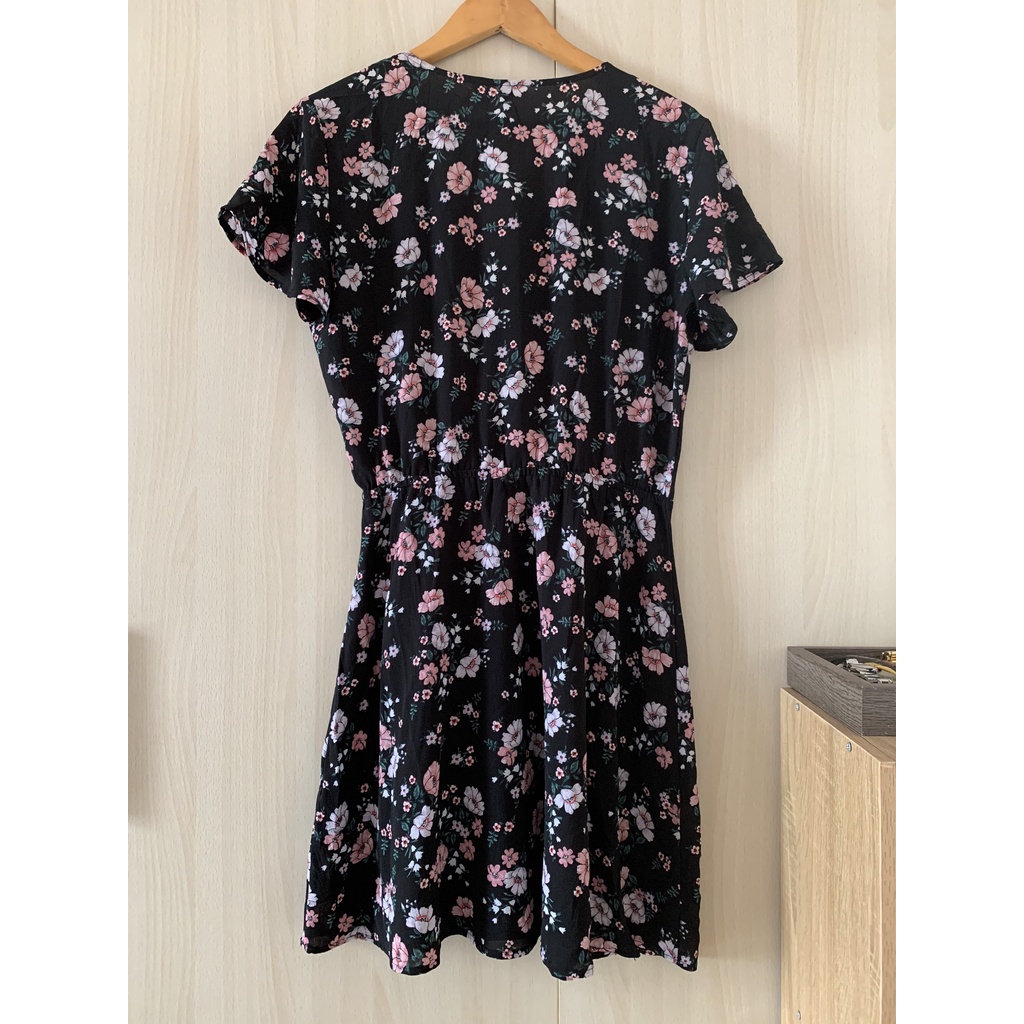 Đầm hoa đắp chéo hiệu H&M