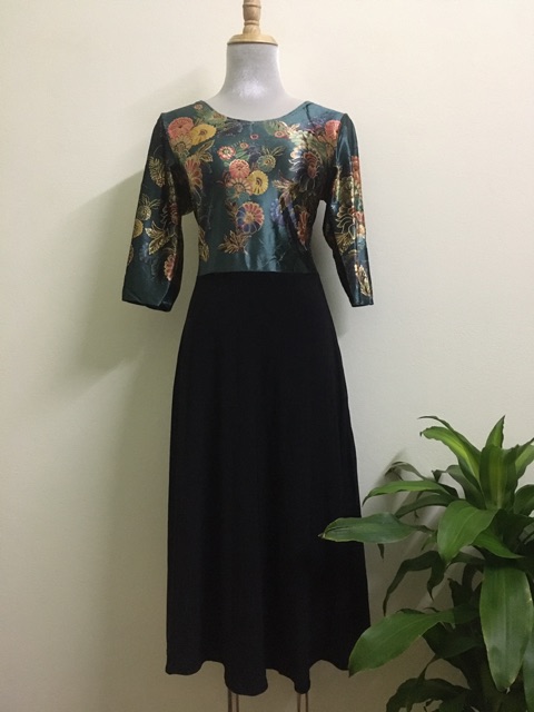 Đầm nhung xoè phối chân trung niên