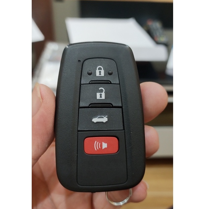 Ốp Chìa Khóa Carbon Xe Toyota Camry, Cross, Altis 2020 2021 2022  - kèm móc treo