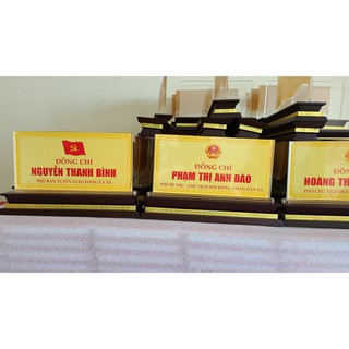 Biển Chức Danh Mica Đế Gỗ 3 Cấp (16x24cm)