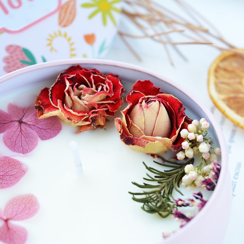 Nến thơm hoa khô tinh dầu thiên nhiên hũ màu hồng nắp họa tiết hoạt hình