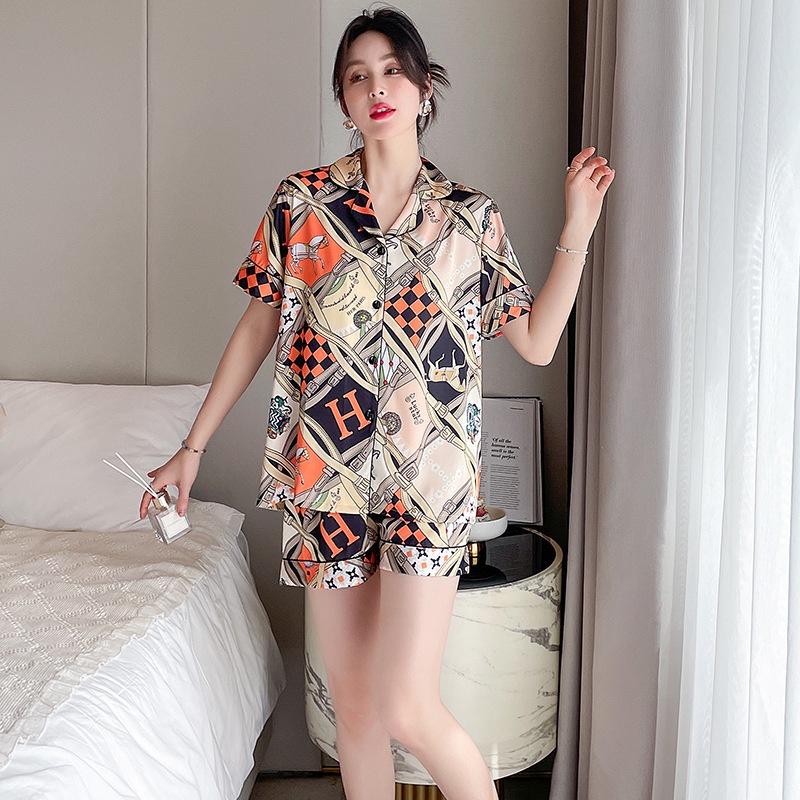 Bộ Đồ Ngủ Tay Ngắn Chất Lụa Thoáng Mát In Họa Tiết Thời Trang Xinh Xắn Cho Nữ