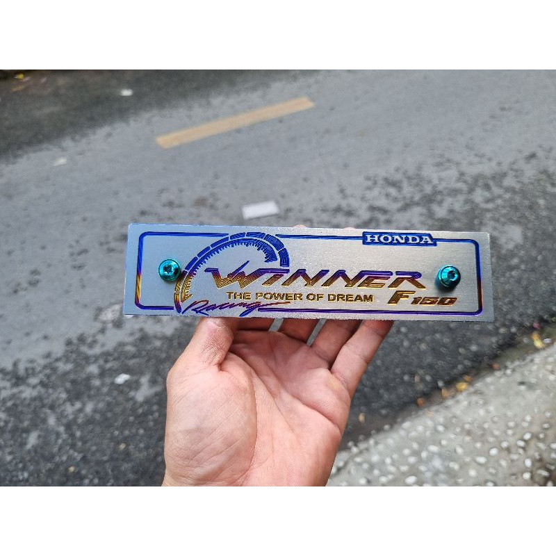 Bảng tên titan winner tặng kèm pát gắn