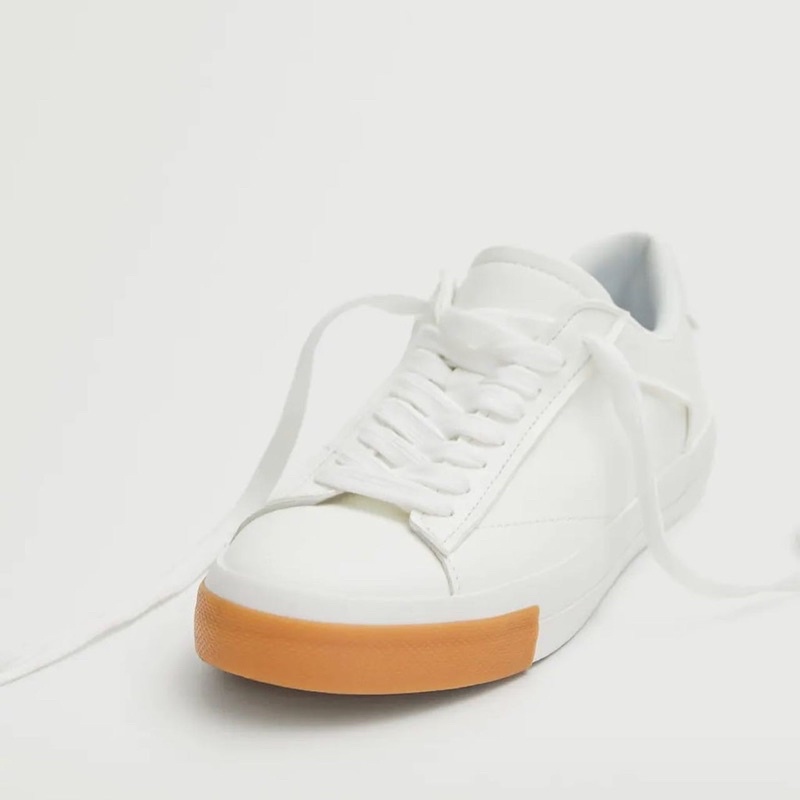 Giày sneaker trắng đế bằng, viền mũi đế màu nâu