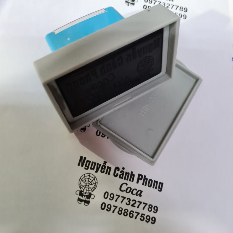 Con dấu THD-3363. In tên lên quần áo cho các bé. Thiết kế 3-4 dòng nhiều nội dung. Mực dấu đặc biệt không phai khi giặt.