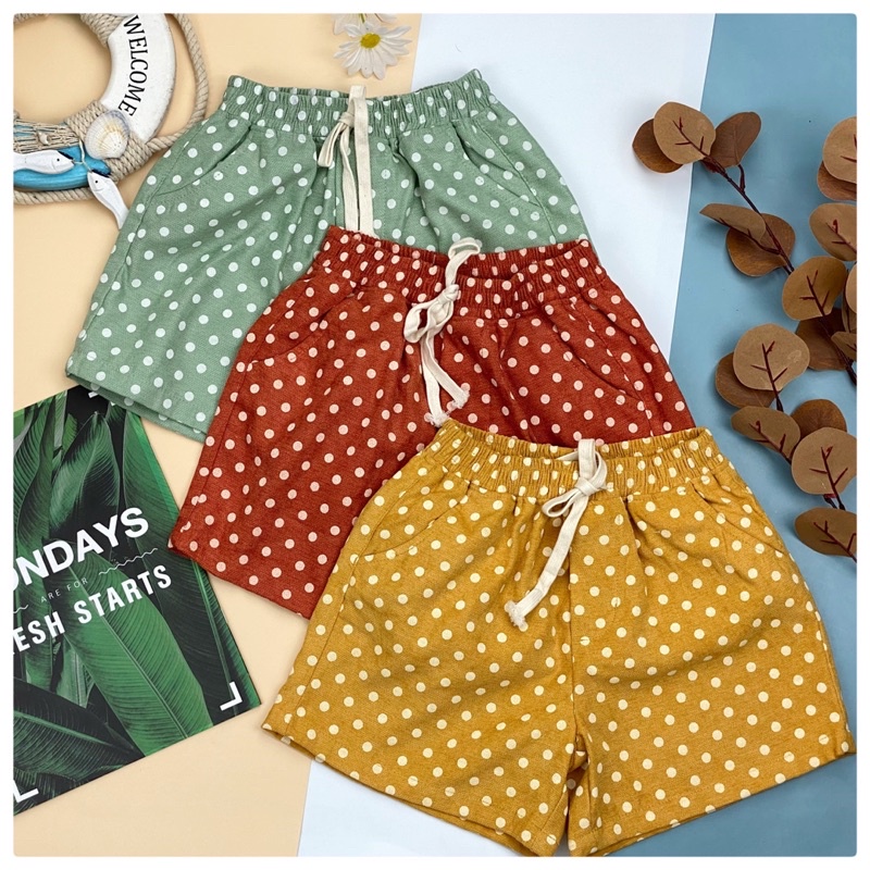 Quần đùi linen chấm bi size 8-14 (23-43kg). Chất liệu vải thô mềm, không nhăn, không rút, không ra màu.