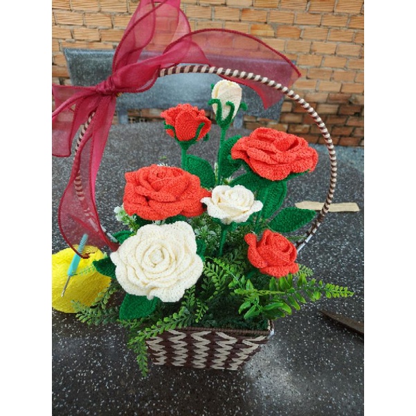 Giỏ hoa hồng len handmade