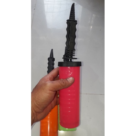 Một cái ống bơm bong bóng cầm tay bằng nhựa dài 30cm